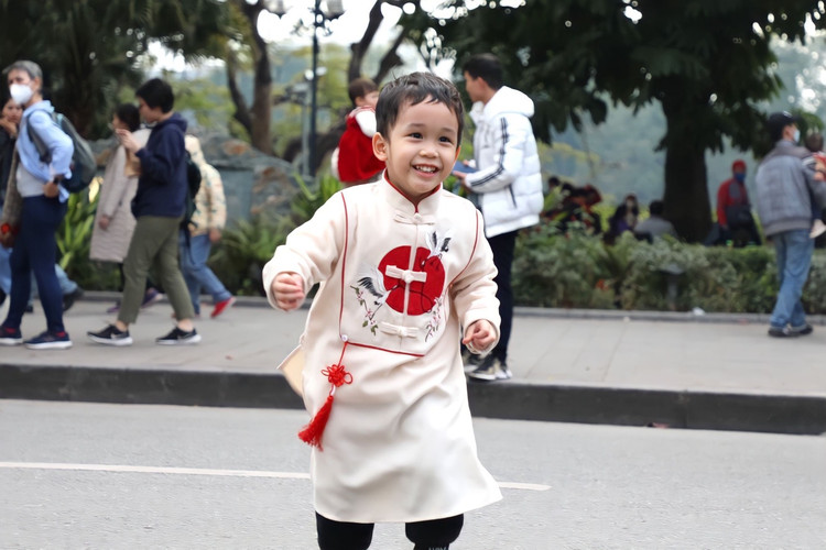 Pho di bo Ho Guom nhon nhip trong ngay dau nam moi-Hinh-4