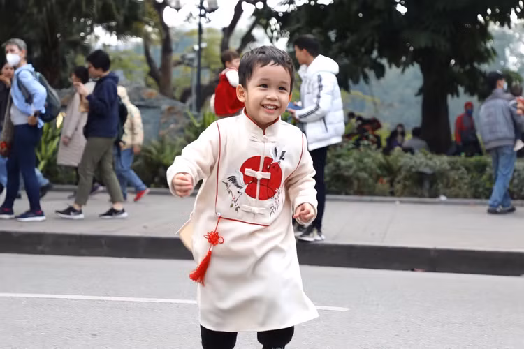 Pho di bo Ho Guom nhon nhip trong ngay dau nam moi-Hinh-4