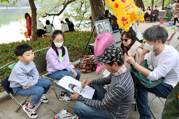 Pho di bo Ho Guom nhon nhip trong ngay dau nam moi-Hinh-3