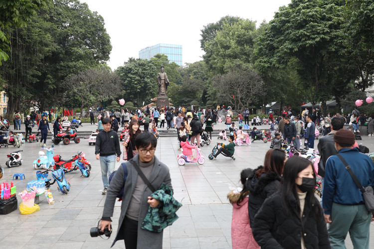 Pho di bo Ho Guom nhon nhip trong ngay dau nam moi-Hinh-6