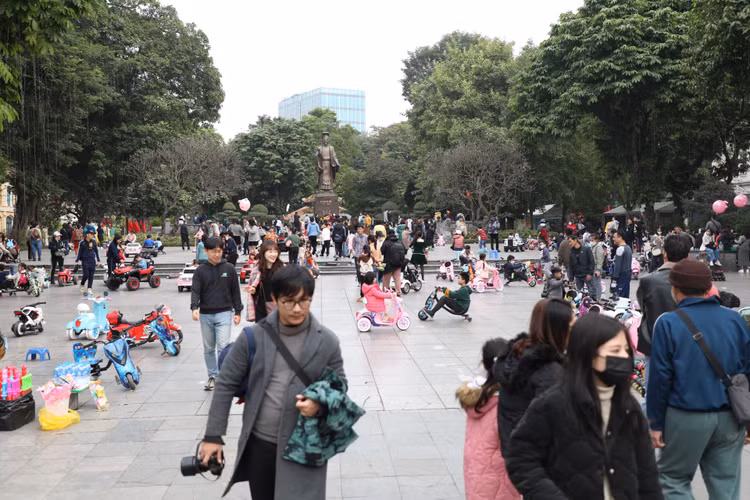 Pho di bo Ho Guom nhon nhip trong ngay dau nam moi-Hinh-6