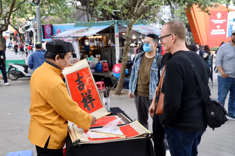 Pho di bo Ho Guom nhon nhip trong ngay dau nam moi-Hinh-2