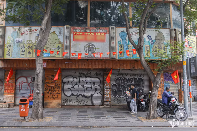 Hang loat mat bang o TPHCM bo trong tren nhieu tuyen pho sam uat-Hinh-2