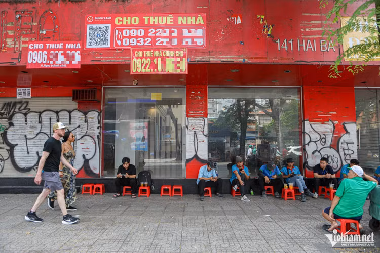 Hang loat mat bang o TPHCM bo trong tren nhieu tuyen pho sam uat-Hinh-9