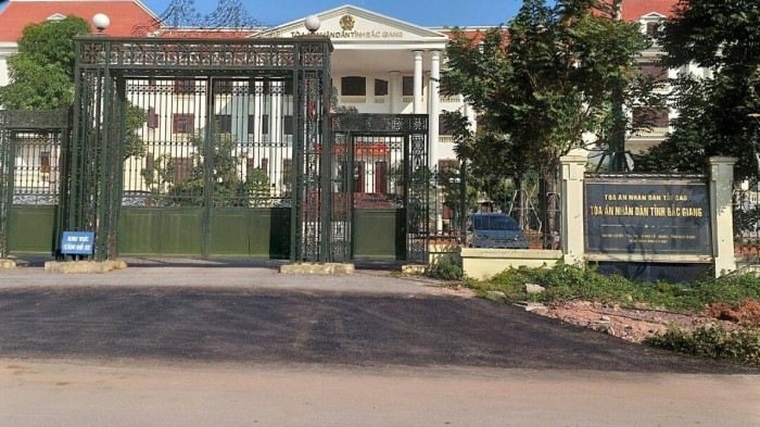 Tuoi xang dot tru so toa an Bac Giang, cu ong bi bong nang