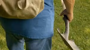 Len nui lay da, nong dan bat ngo dung trung kho bau vo song