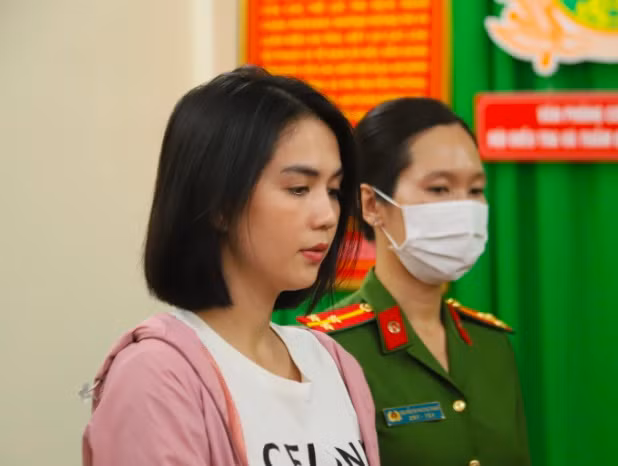 Nguoi mau Ngoc Trinh bi khoi to: Vi sao khong duoc tai ngoai?