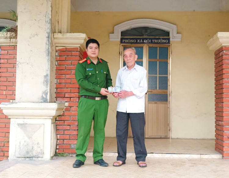 Nhat duoc 50 trieu, mot nong dan nho cong an tim nguoi danh roi-Hinh-2