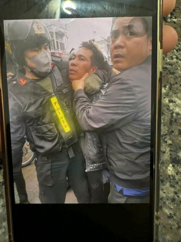 Nghet tho giay phut khong che doi tuong dung dao uy hiep chau be