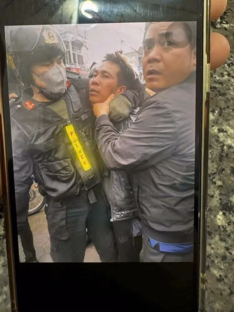 Nghet tho giay phut khong che doi tuong dung dao uy hiep chau be