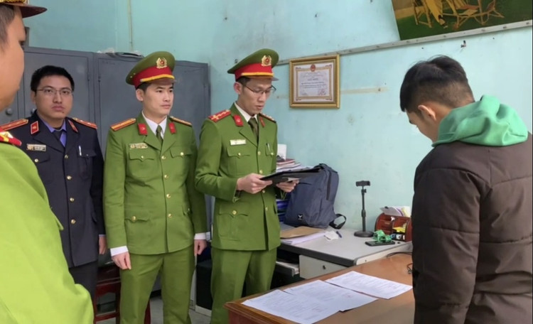 Dot phao o dam cuoi, 3 nguoi bi thuong, 2 doi tuong bi khoi to