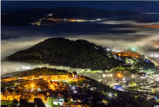 Sương mù đêm ở Petropavlovsk-Kamchatsky, thủ phủ của Kamchatka.