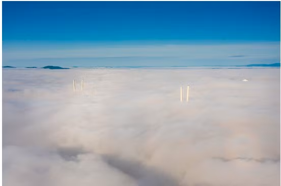 Thành phố Vladivostok chìm trong sương mù, trong ảnh là đỉnh của những giá treo của Cầu Vàng.