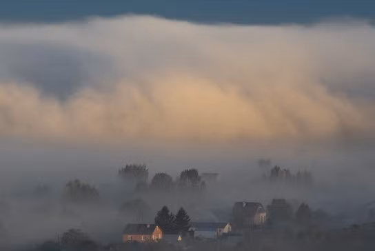 Tại Novosibirsk, ở Siberia, sương mù vào tháng 9 dày đặc đến mức cư dân ở tầng trên của các tòa nhà cao tầng có thể cảm thấy mình đang ở trên đỉnh mây.