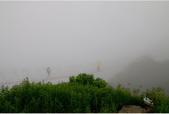 Sương mù trên núi rất thú vị, đặc biệt nếu bạn cần tìm đường. Bức ảnh này được chụp gần thành phố nghỉ mát Sochi thuộc Lãnh thổ Krasnodar.