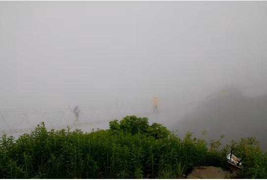 Sương mù trên núi rất thú vị, đặc biệt nếu bạn cần tìm đường. Bức ảnh này được chụp gần thành phố nghỉ mát Sochi thuộc Lãnh thổ Krasnodar.