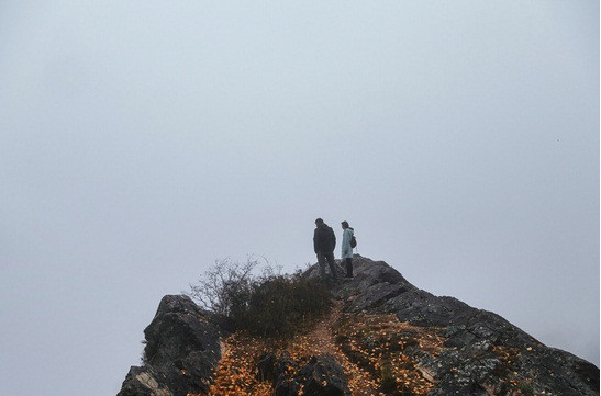 Hai người đi bộ săn mây trong làn sương mù ở Dagestan, Bắc Caucasus.