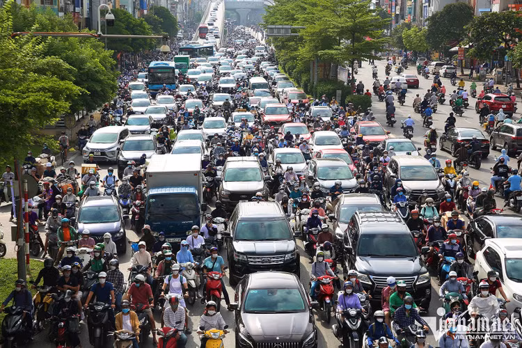 Xe cá nhân ở HN gấp 10 lần tốc độ phát triển hạ tầng Xe ca nhan o HN gap 10 lan toc do phat trien ha tang