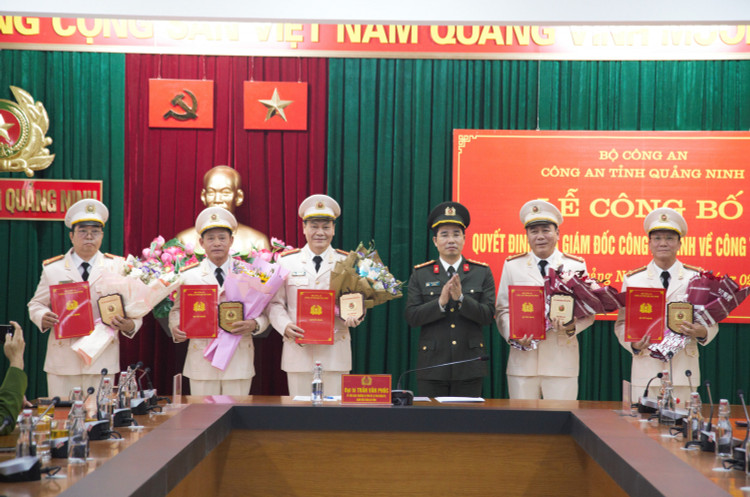 10 lãnh đạo cấp phòng, huyện Công an tỉnh Quảng Ninh nghỉ hưu sớm 10 lanh dao cap phong, huyen Cong an tinh Quang Ninh nghi huu som