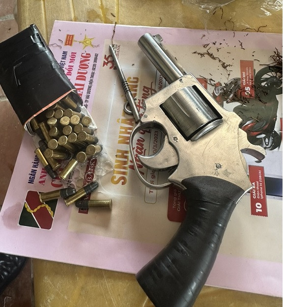 Hai Duong: Bat giu mot thanh nien tang tru sung con xoay va luu dan-Hinh-2