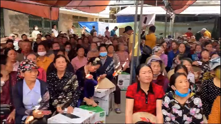 Cong an Hung Yen vach tran thu doan “mua hang, tang qua