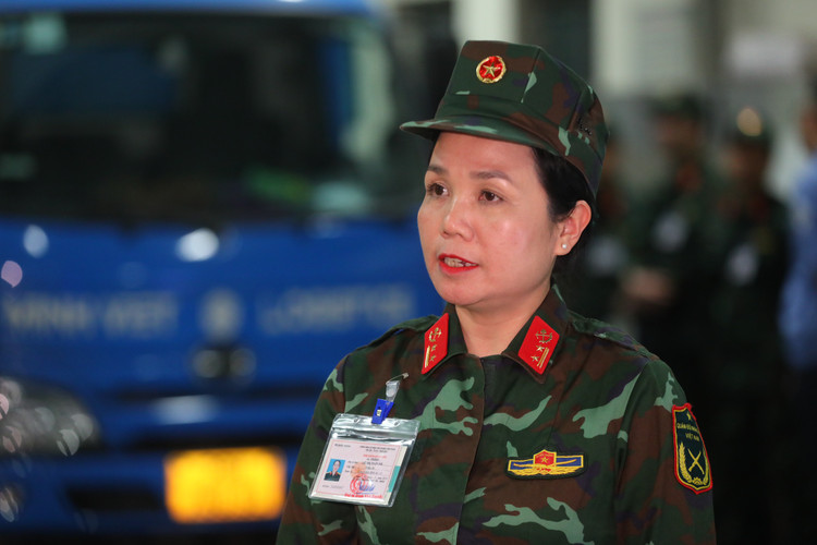 Can canh kiem dinh vien quan su tap huan dang kiem xe trong dem-Hinh-5