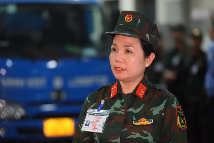 Can canh kiem dinh vien quan su tap huan dang kiem xe trong dem-Hinh-5