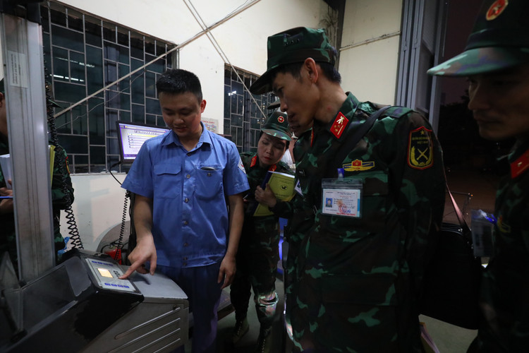 Can canh kiem dinh vien quan su tap huan dang kiem xe trong dem-Hinh-3