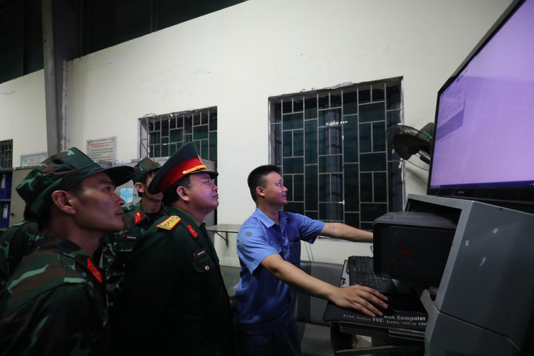 Can canh kiem dinh vien quan su tap huan dang kiem xe trong dem-Hinh-7