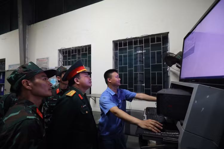 Can canh kiem dinh vien quan su tap huan dang kiem xe trong dem-Hinh-7