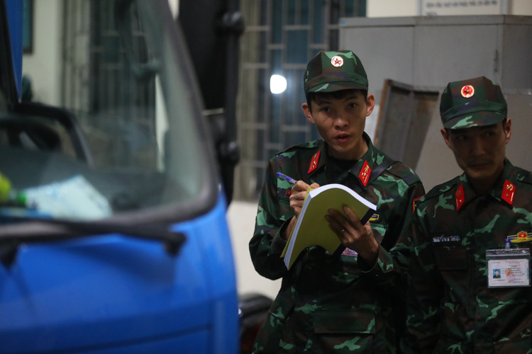 Can canh kiem dinh vien quan su tap huan dang kiem xe trong dem-Hinh-6