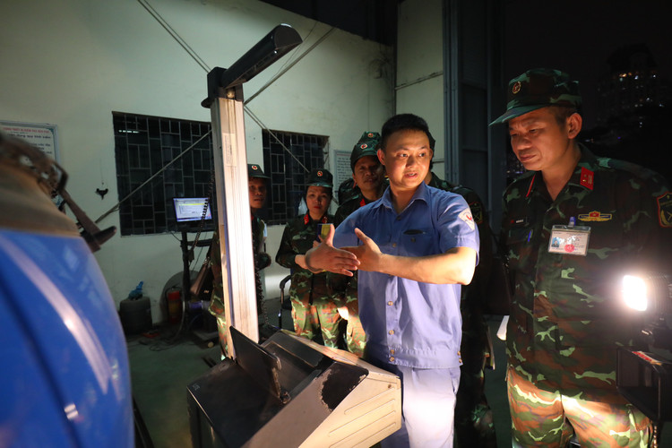 Can canh kiem dinh vien quan su tap huan dang kiem xe trong dem