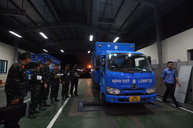 Can canh kiem dinh vien quan su tap huan dang kiem xe trong dem-Hinh-8