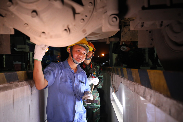 Can canh kiem dinh vien quan su tap huan dang kiem xe trong dem-Hinh-4