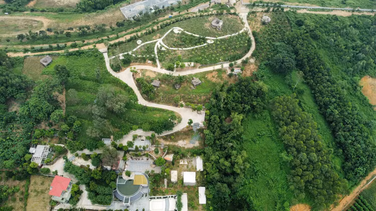 Khu vực đồi 76, xã Hoà Thạch, huyện Quốc Oai bị "xẻ thịt", vi phạm về đất đai, trật tự xây dựng, nhưng chưa được xử lý dứt điểm. Ảnh: Hữu Tuấn.