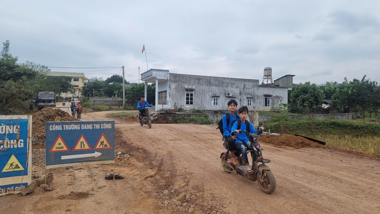 Can canh duong tram ty doi von, dan khon kho ngong cho o Hoa Binh-Hinh-11