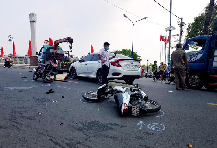 31 nguoi thuong vong vi TNGT trong ngay nghi le 2/5