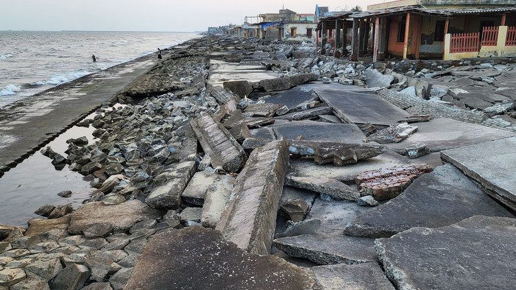 Thi tran du lich bien Thinh Long “dong bang” vi bo ke tan nat
