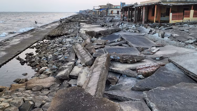 Thi tran du lich bien Thinh Long “dong bang” vi bo ke tan nat