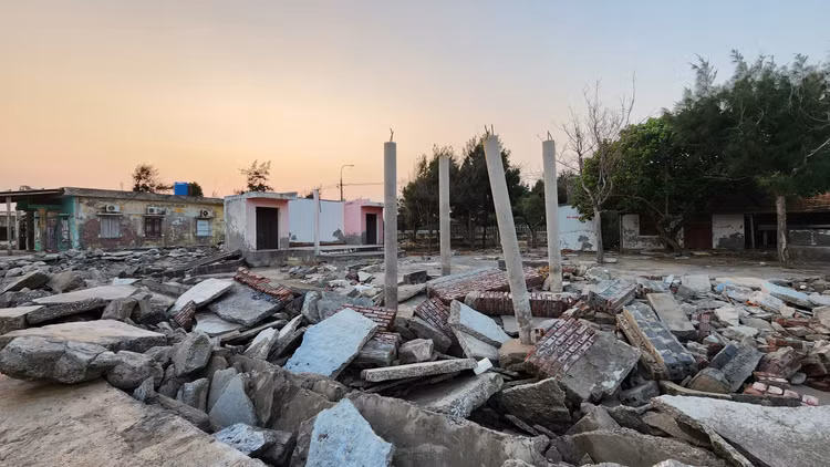 Thi tran du lich bien Thinh Long “dong bang” vi bo ke tan nat-Hinh-4