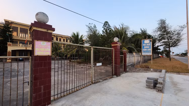 Thi tran du lich bien Thinh Long “dong bang” vi bo ke tan nat-Hinh-16