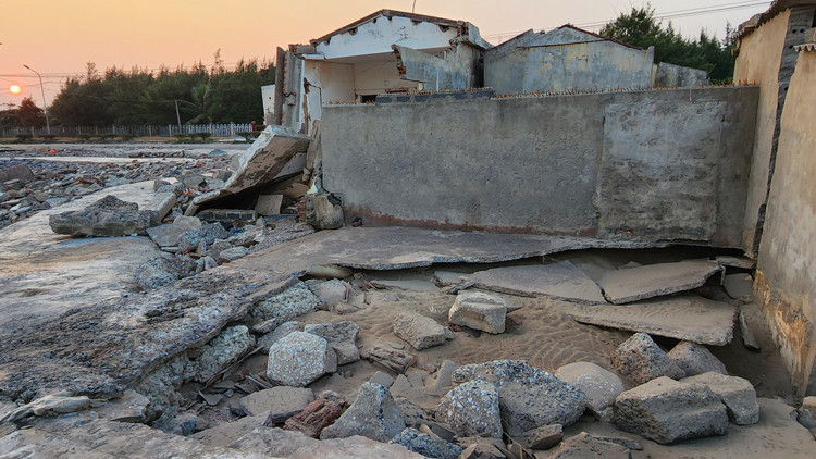 Thi tran du lich bien Thinh Long “dong bang” vi bo ke tan nat-Hinh-9