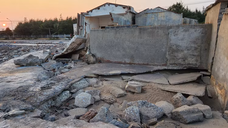 Thi tran du lich bien Thinh Long “dong bang” vi bo ke tan nat-Hinh-9