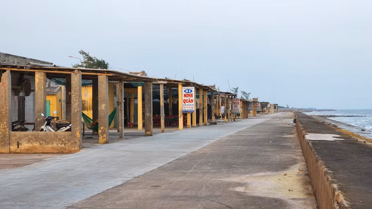 Thi tran du lich bien Thinh Long “dong bang” vi bo ke tan nat-Hinh-13