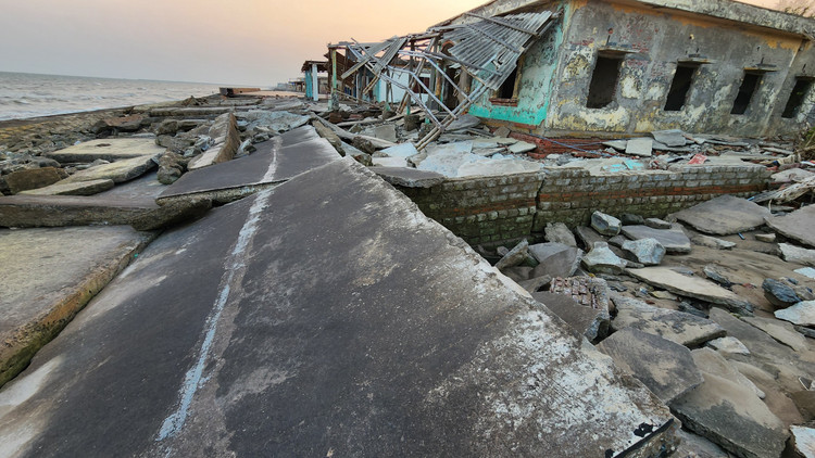 Thi tran du lich bien Thinh Long “dong bang” vi bo ke tan nat-Hinh-2