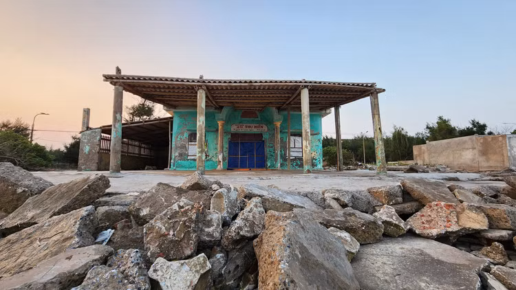 Thi tran du lich bien Thinh Long “dong bang” vi bo ke tan nat-Hinh-3