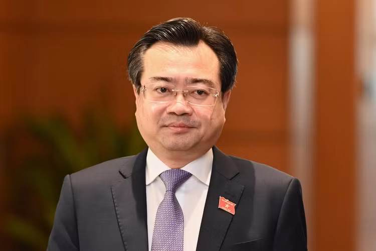 Hom nay Bo truong Nguyen Thanh Nghi dang dan tra loi chat van