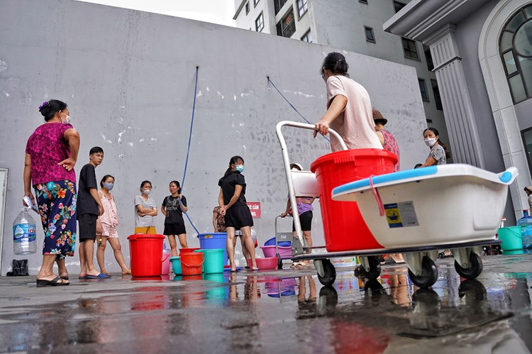 Ha Noi cat nuoc sach giua nang nong: Dan bo tien mua, kien duoc khong?