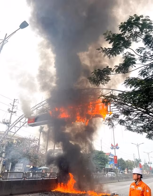 Chay bang dien tu led tren quoc lo 1A khien giao thong tac nghen-Hinh-2