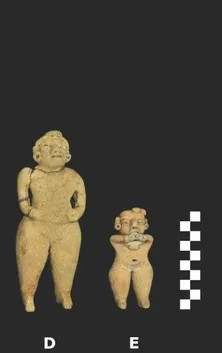 Ba trong số 5 bức tượng cao gần 30 cm. Hai pho tượng còn lại thấp hơn với chiều cao lần lượt là 18 cm và 10 cm. Ảnh: J. Przedwojewska-Szymańska/PASI; Antiquity Publications Ltd.